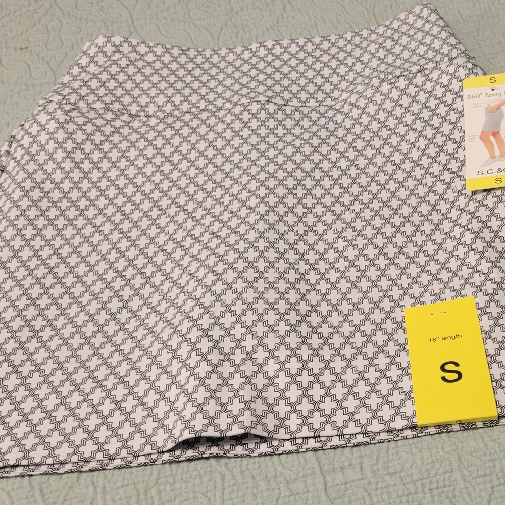 New with Tags Stretchable Skorts Size S Back/White S.C & CO Tummy Control